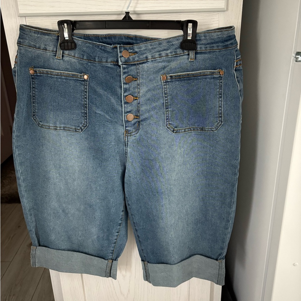 Blue Denim Button-Fly Capris with Daisy design on back pockets